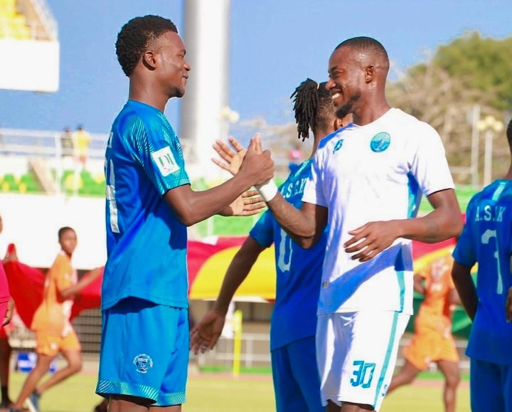 Kangnivi Ama Tchoutchoui saluant avec sourire Halimou Sama, son ancien coéquipier d'Asko avant la finale de la Coupe de l'indépendance.